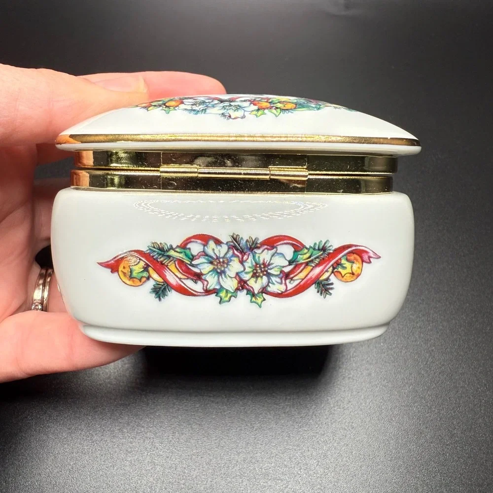 Heritage House Melodies of Christmas Joy To The World‎ Music Box Porcelain